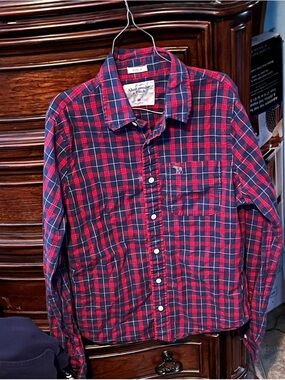Men’s Medium Abercrombie & Fitch Red and Navy Plaid Button-Down Shirt